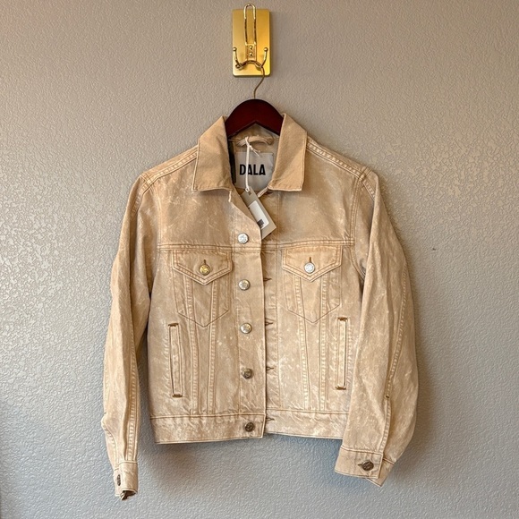Dala Jackets & Blazers - Women's Tan Slim Trucker’s Denim Jacket